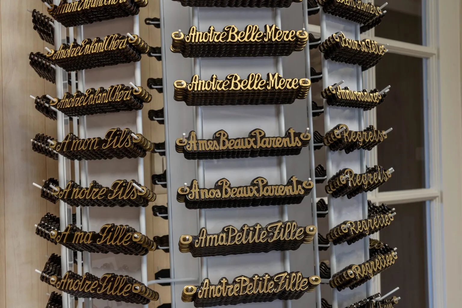 Présentoir rotatif proposant des inters dorés à fixer sur des plaques funéraires