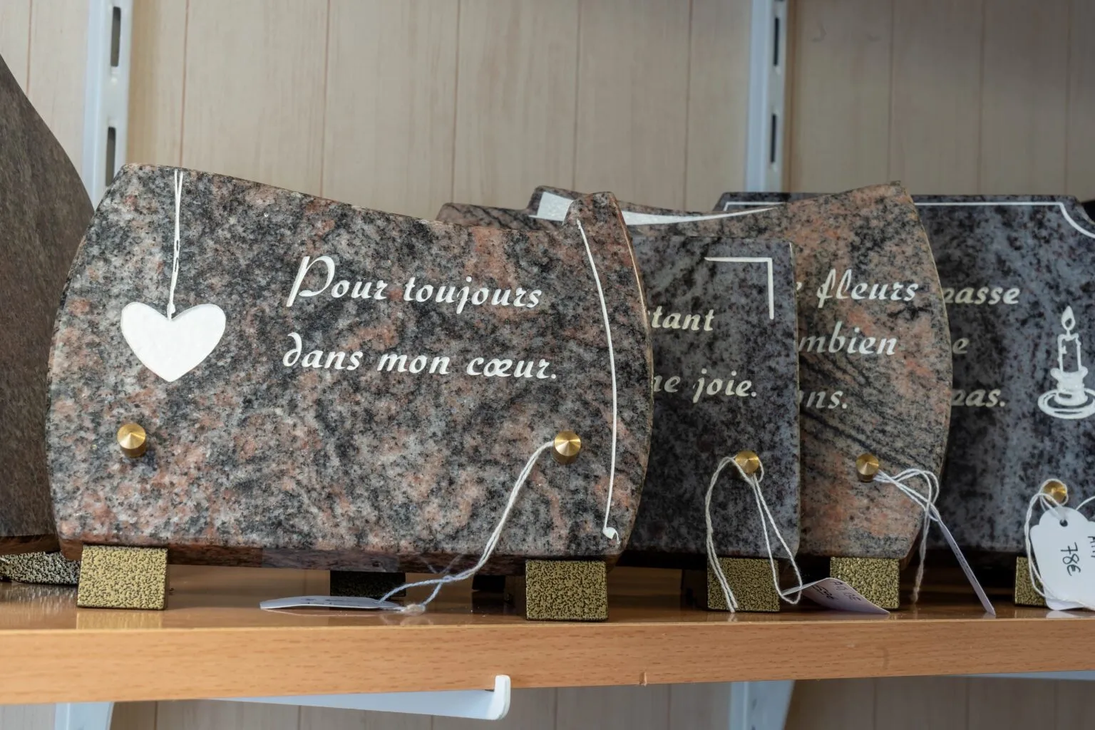 Plaques funéraires en granit gravées de messages d'hommage