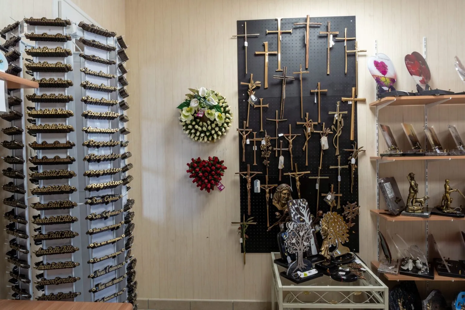 Présentoirs d'articles funéraires avec croix catholiques, inters gravés et couronnes
