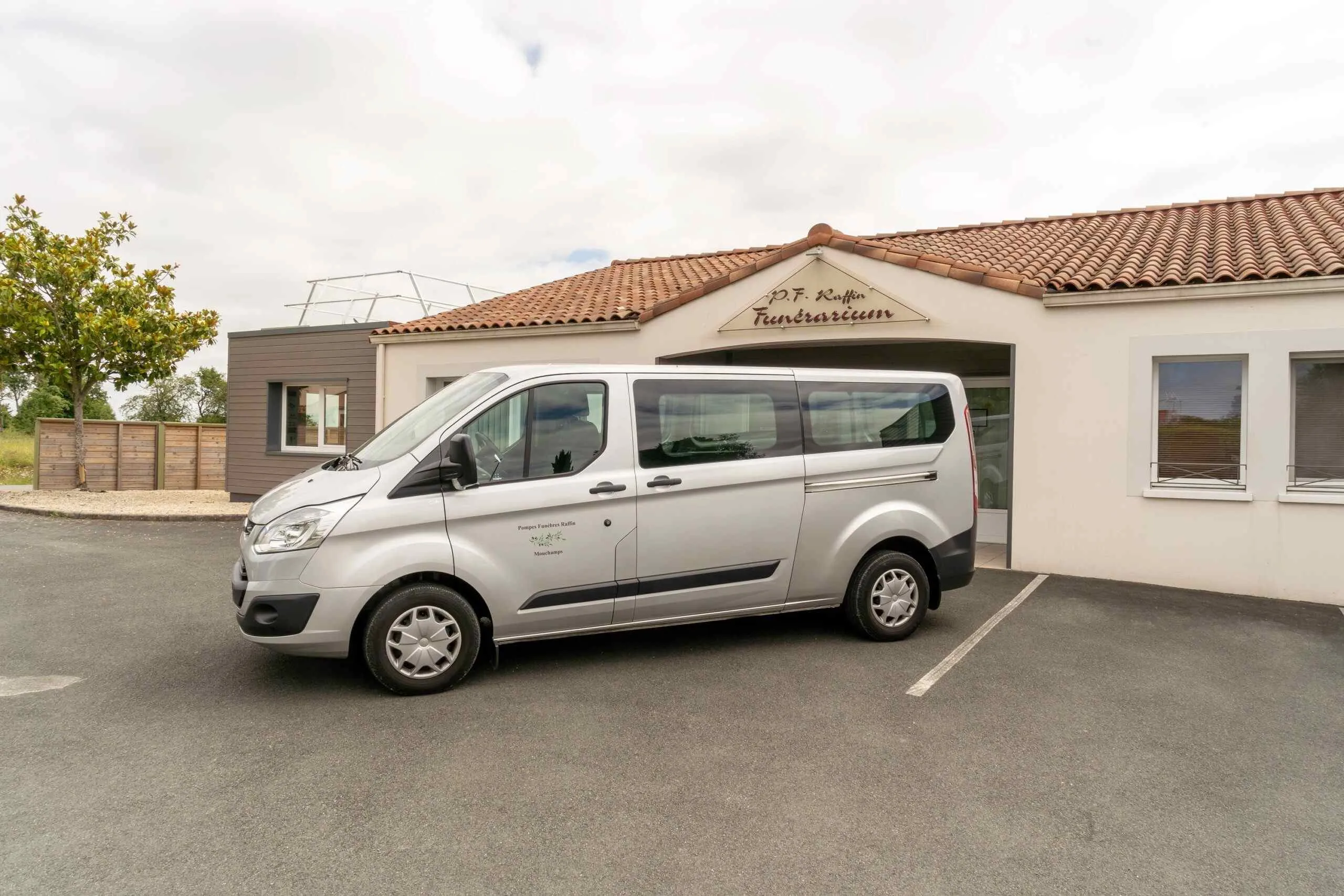 Véhicule de transport funéraire stationné devant le funérarium P.F. Raffin